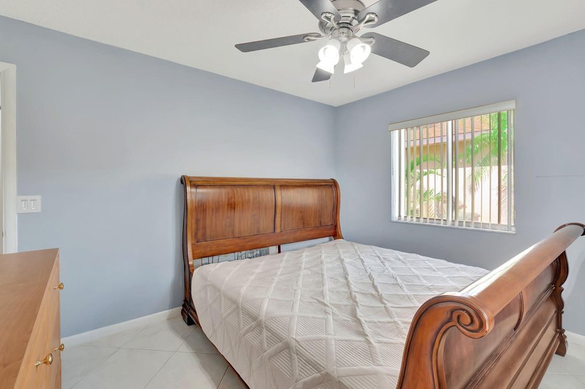 LIGHT and BRIGHT open concept SINGLE FAMILY HOME 6 miles to - photo 12