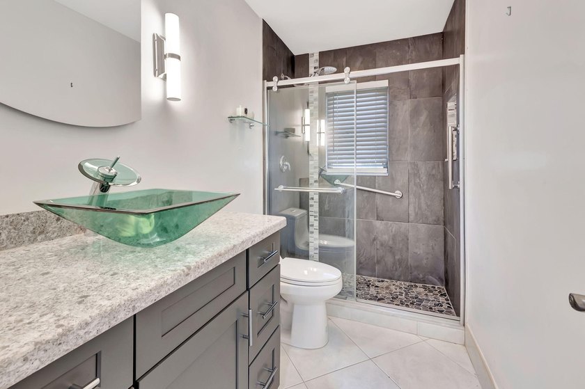 LIGHT and BRIGHT open concept SINGLE FAMILY HOME 6 miles to - photo 13