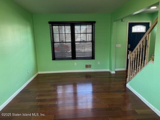 Welcome to 133 Northfield Ave Semi-attached house Bright and - photo 3