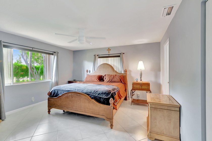 LIGHT and BRIGHT open concept SINGLE FAMILY HOME 6 miles to - photo 14
