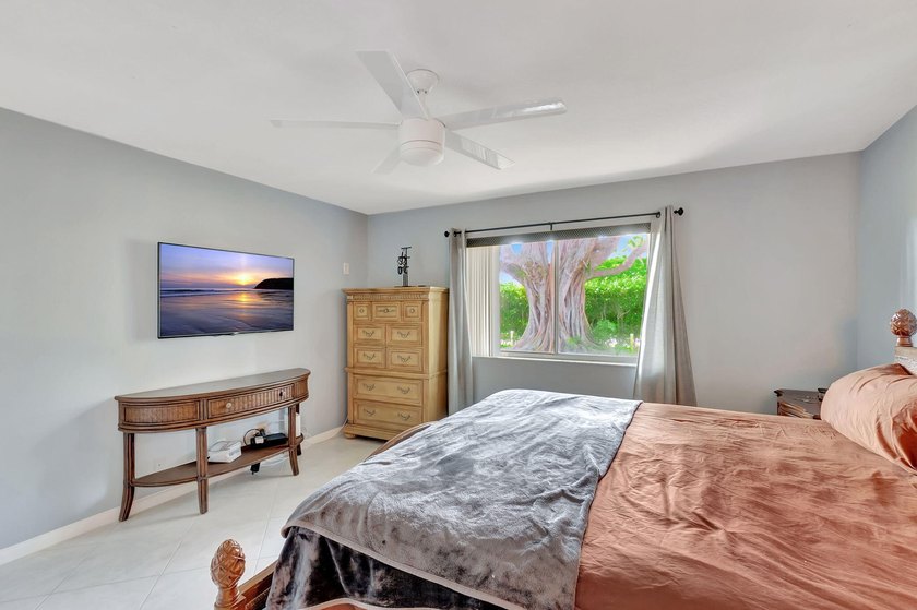 LIGHT and BRIGHT open concept SINGLE FAMILY HOME 6 miles to - photo 15