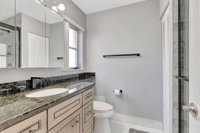 LIGHT and BRIGHT open concept SINGLE FAMILY HOME 6 miles to - photo 17