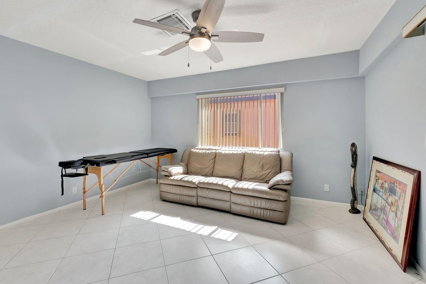 LIGHT and BRIGHT open concept SINGLE FAMILY HOME 6 miles to - photo 19