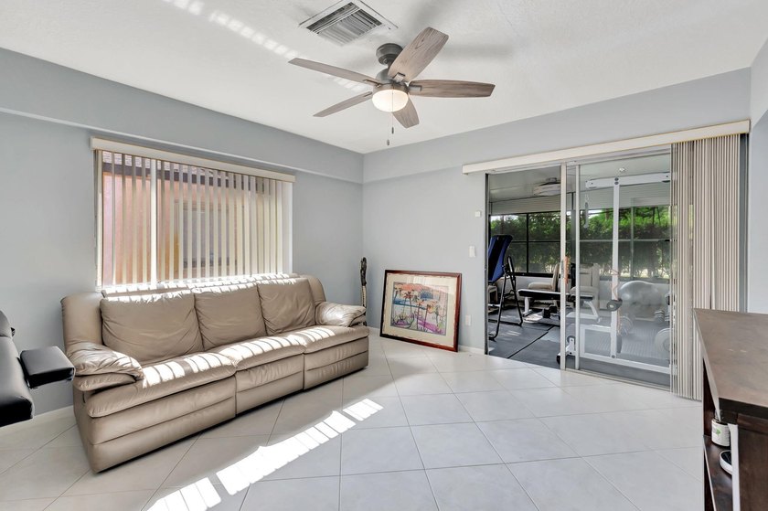 LIGHT and BRIGHT open concept SINGLE FAMILY HOME 6 miles to - photo 20