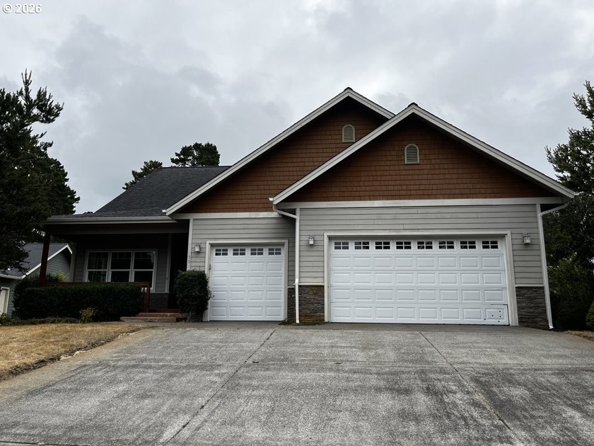 Welcome to this beautifully maintained 3-bedroom, 2.5-bath home - photo 3