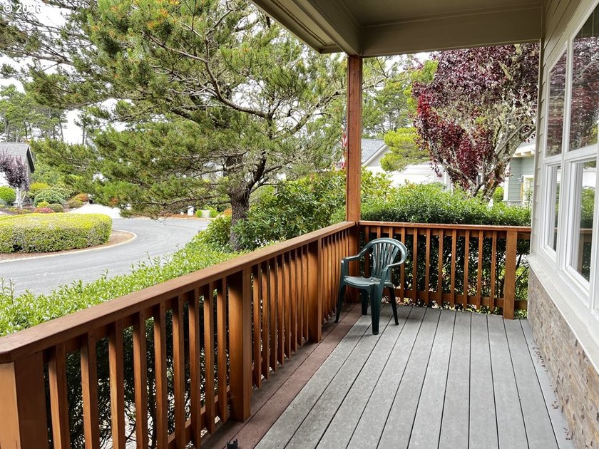 Welcome to this beautifully maintained 3-bedroom, 2.5-bath home - photo 5