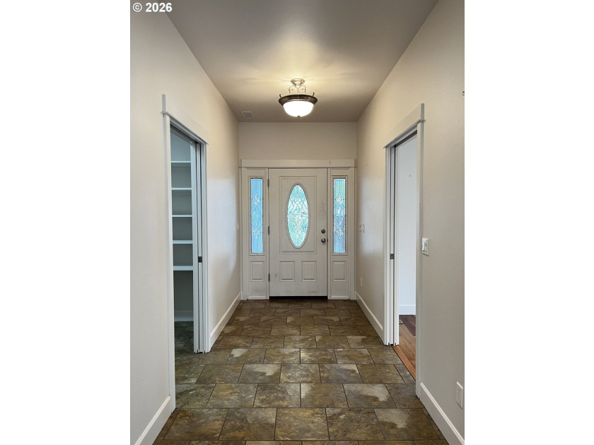 Welcome to this beautifully maintained 3-bedroom, 2.5-bath home - photo 7