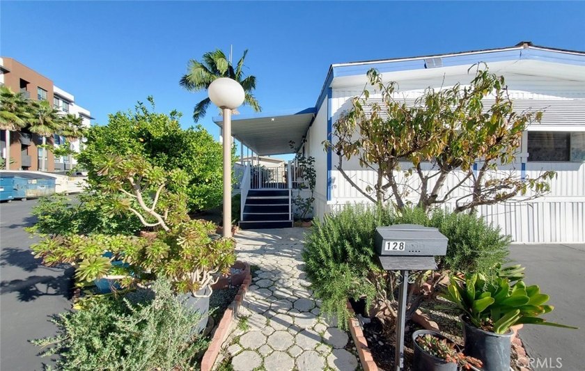Welcome home to this well-maintained 3-bedroom, 2-bathroom - photo 2