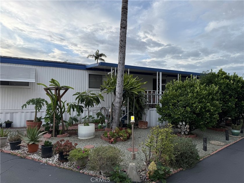 Welcome home to this well-maintained 3-bedroom, 2-bathroom - photo 4