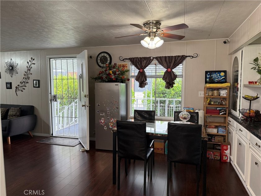 Welcome home to this well-maintained 3-bedroom, 2-bathroom - photo 7
