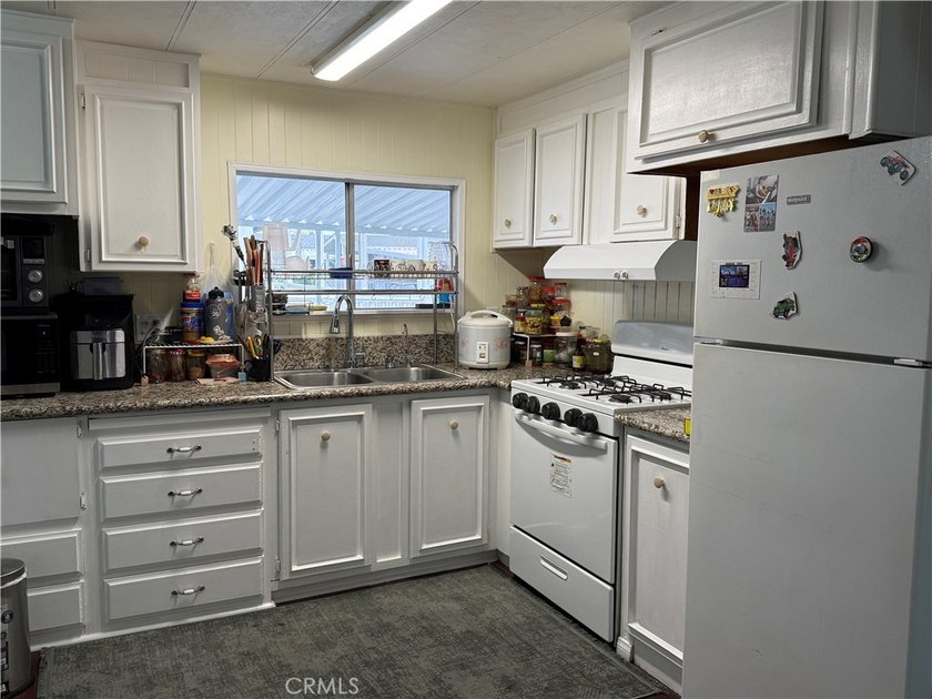 Welcome home to this well-maintained 3-bedroom, 2-bathroom - photo 9
