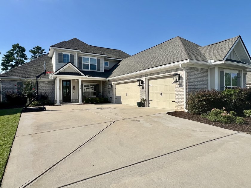 Impeccably maintained &amp; completely move-in ready, this stunning - photo 3
