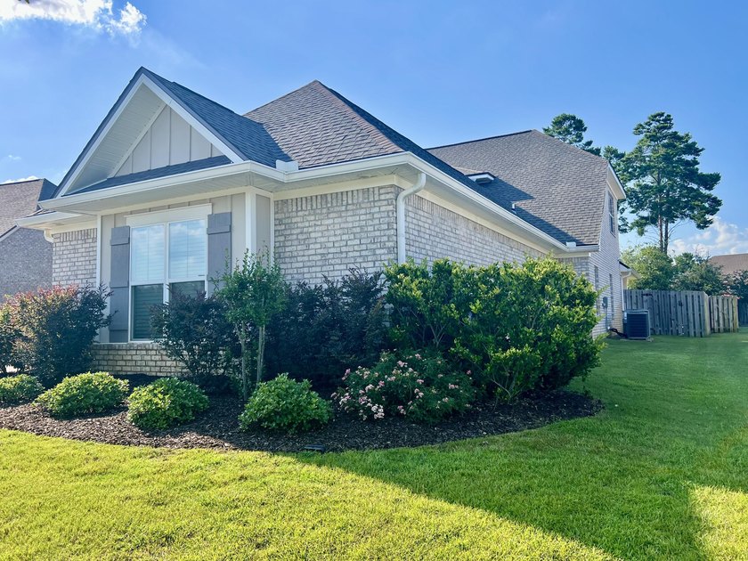 Impeccably maintained &amp; completely move-in ready, this stunning - photo 4