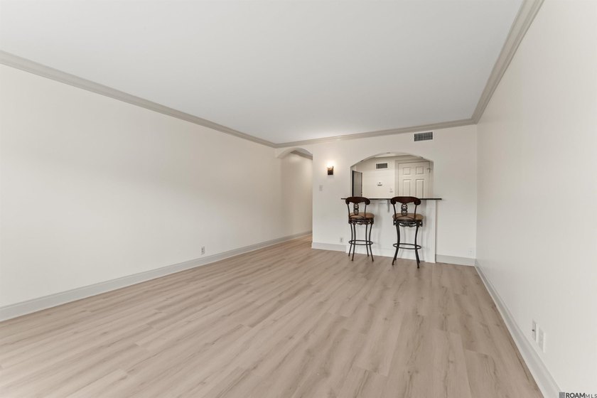 UNIT 105 - BEAUTIFUL FIRST FLOOR UNIT. DOWNTOWN LIVING AT ITS - photo 4