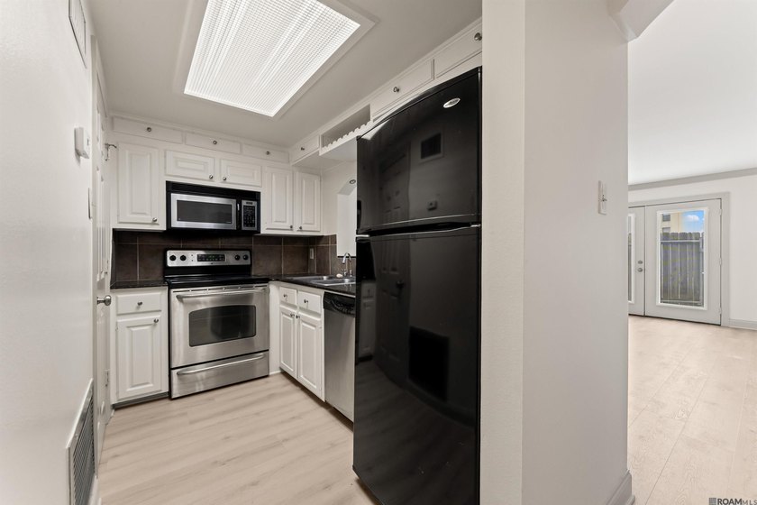UNIT 105 - BEAUTIFUL FIRST FLOOR UNIT. DOWNTOWN LIVING AT ITS - photo 5