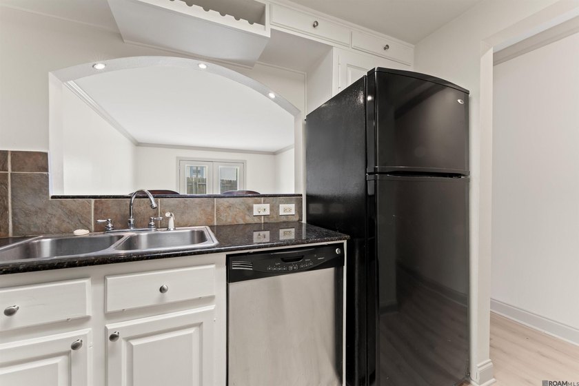 UNIT 105 - BEAUTIFUL FIRST FLOOR UNIT. DOWNTOWN LIVING AT ITS - photo 6