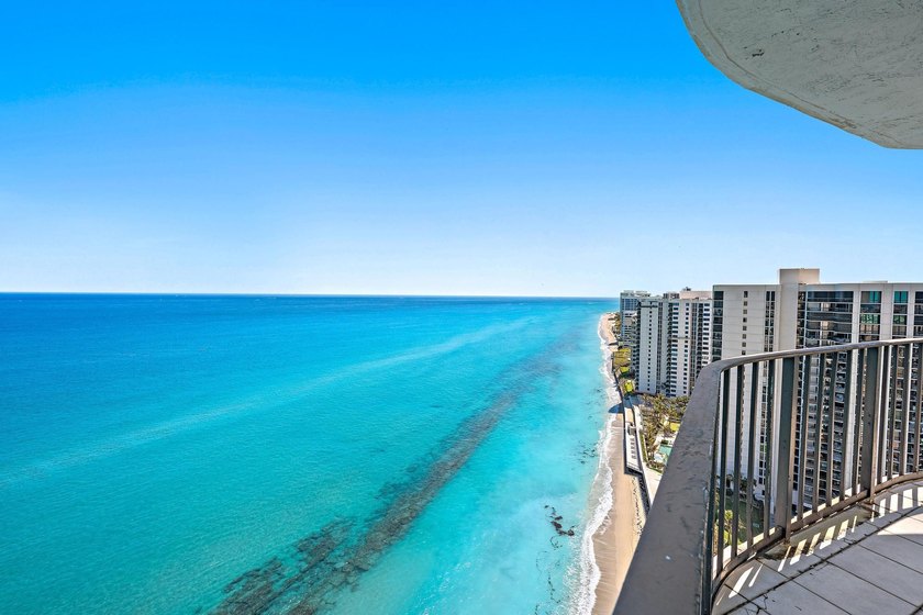 ONE OF THE BEST OCEANFRONT PENTHOUSE VALUES IN PALM BEACH - photo 2