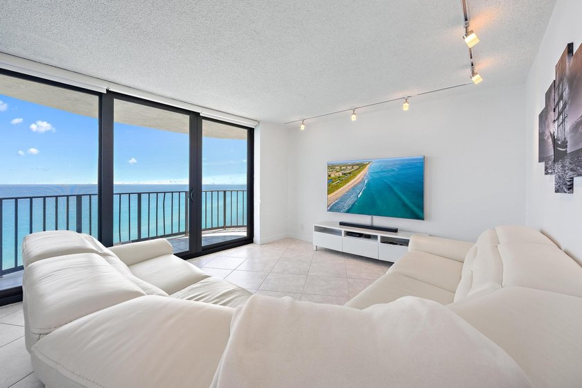 ONE OF THE BEST OCEANFRONT PENTHOUSE VALUES IN PALM BEACH - photo 4