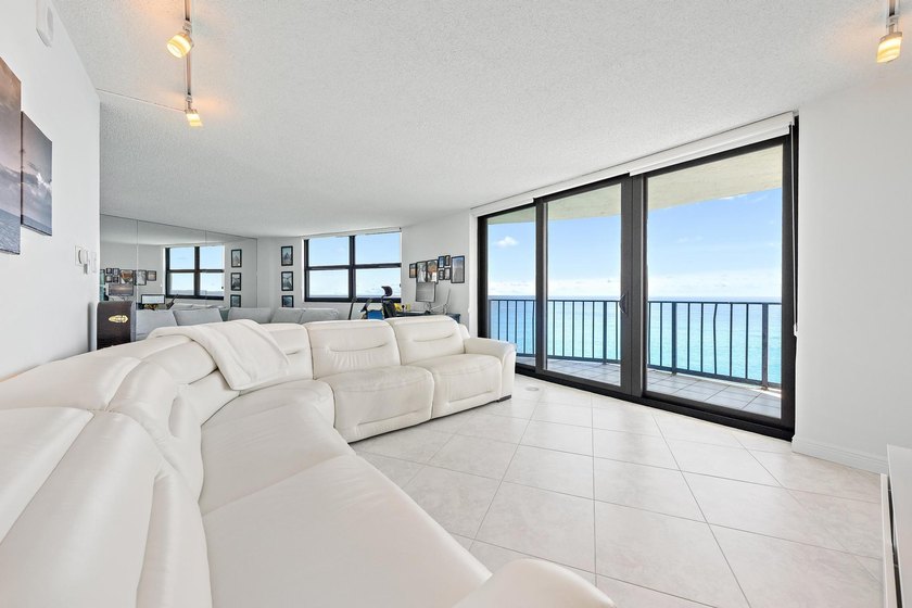 ONE OF THE BEST OCEANFRONT PENTHOUSE VALUES IN PALM BEACH - photo 5