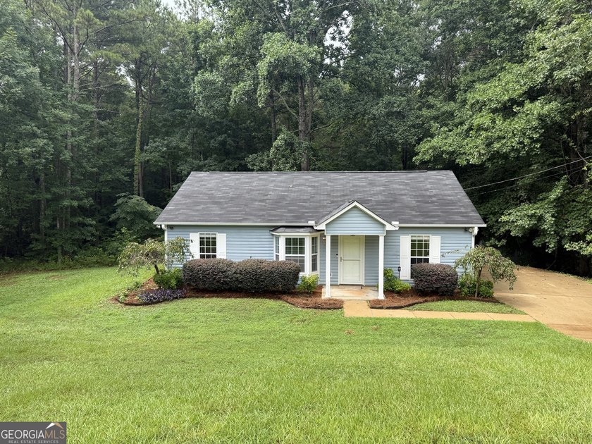 PRIVACY, CHARM, AND MOVE-IN READY LIVING COME TOGETHER! Tucked - photo 3
