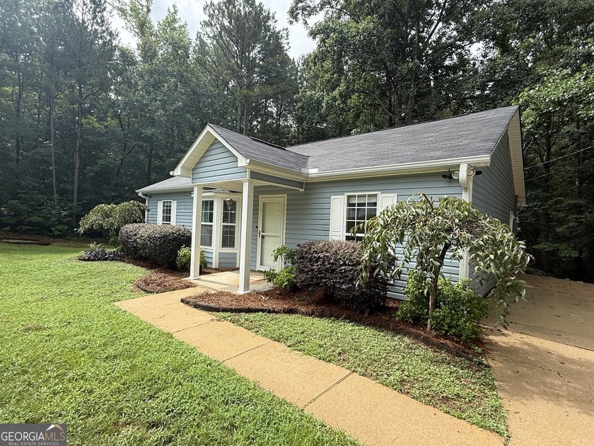 PRIVACY, CHARM, AND MOVE-IN READY LIVING COME TOGETHER! Tucked - photo 7
