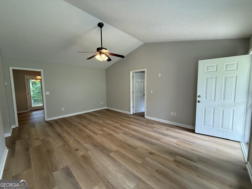 PRIVACY, CHARM, AND MOVE-IN READY LIVING COME TOGETHER! Tucked - photo 8