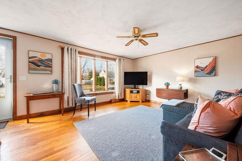 WARWICK, RI -- A classic New England Cape in sought after - photo 2