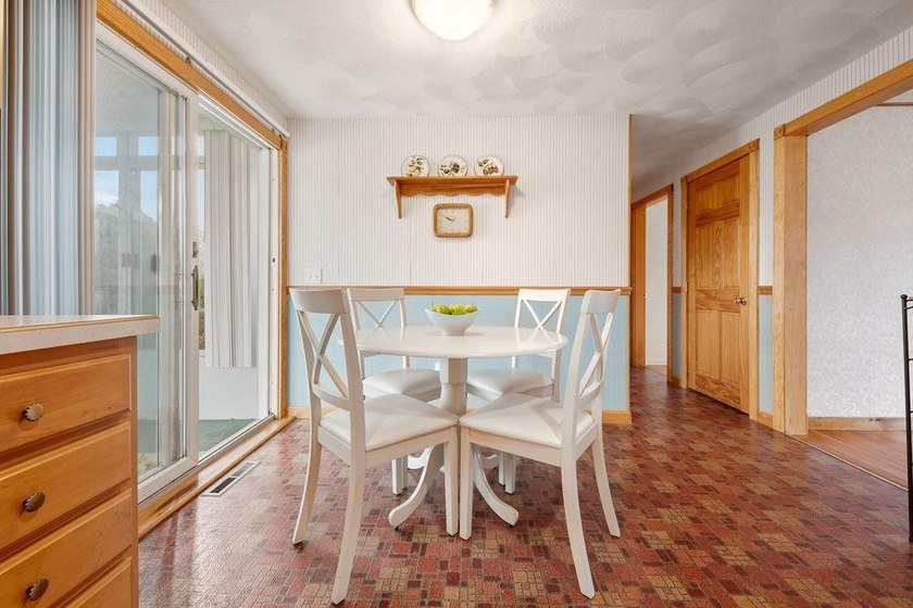WARWICK, RI -- A classic New England Cape in sought after - photo 3