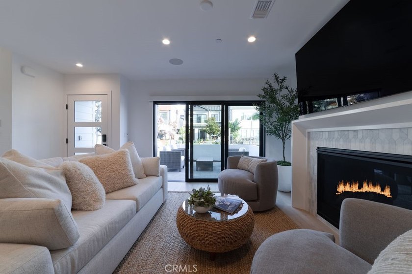 Step into the ultimate Corona del Mar lifestyle at 603 Acacia, a - photo 4