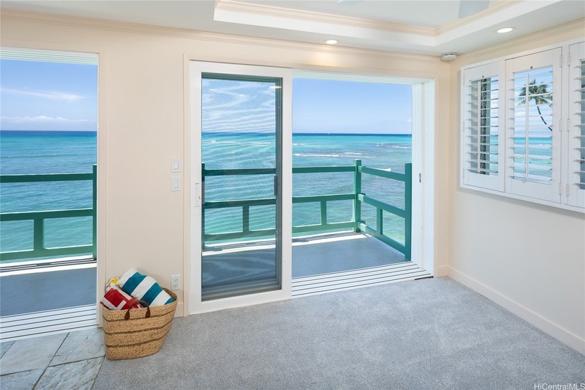 Wake up to panoramic ocean views from Diamond Head buoy to - photo 8