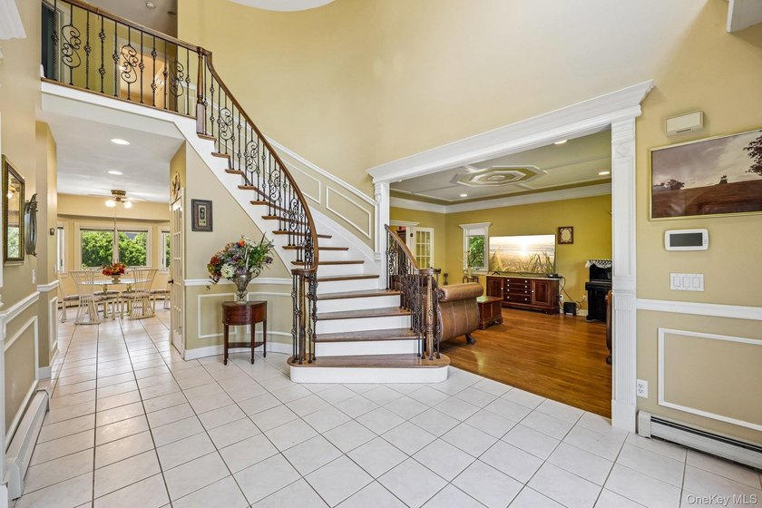 Stunning 5-bedroom, 3.5-bathroom Colonial situated on an - photo 2