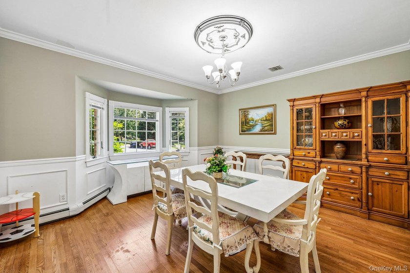 Stunning 5-bedroom, 3.5-bathroom Colonial situated on an - photo 5