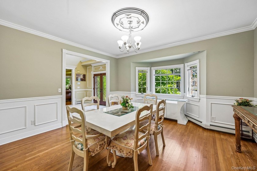 Stunning 5-bedroom, 3.5-bathroom Colonial situated on an - photo 6