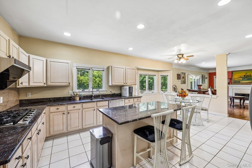 Stunning 5-bedroom, 3.5-bathroom Colonial situated on an - photo 9