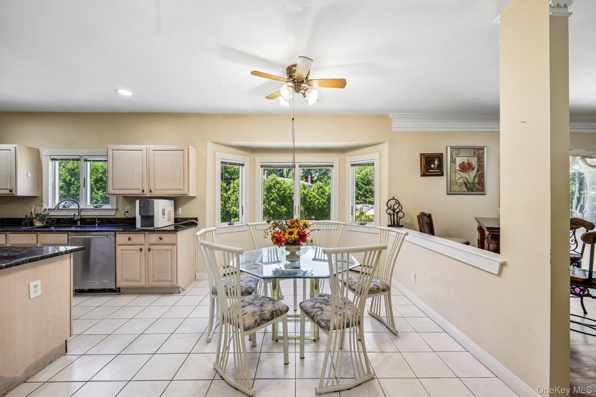 Stunning 5-bedroom, 3.5-bathroom Colonial situated on an - photo 10