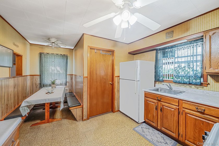 Welcome to this charming 2-bedroom, 2-bath home offering - photo 4