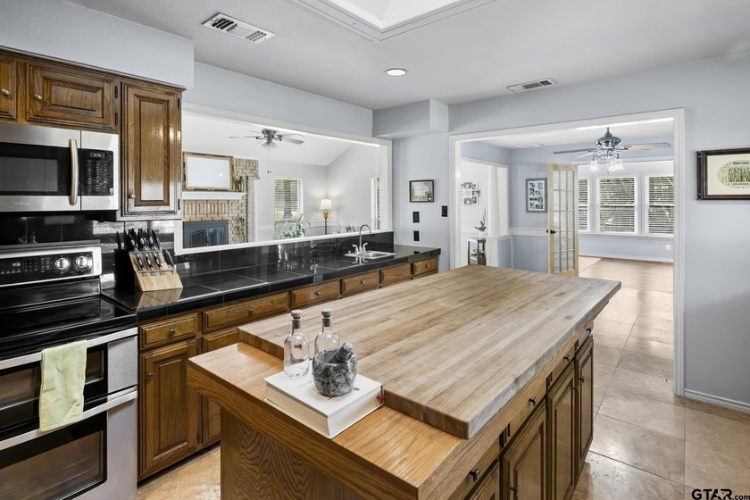 Welcome to your retreat in Holly Lake Ranch, a premier gated - photo 6