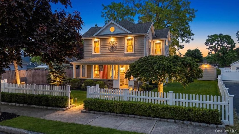 Welcome Home To This Breathtaking 1890 Colonial In The Heart Of - photo 2