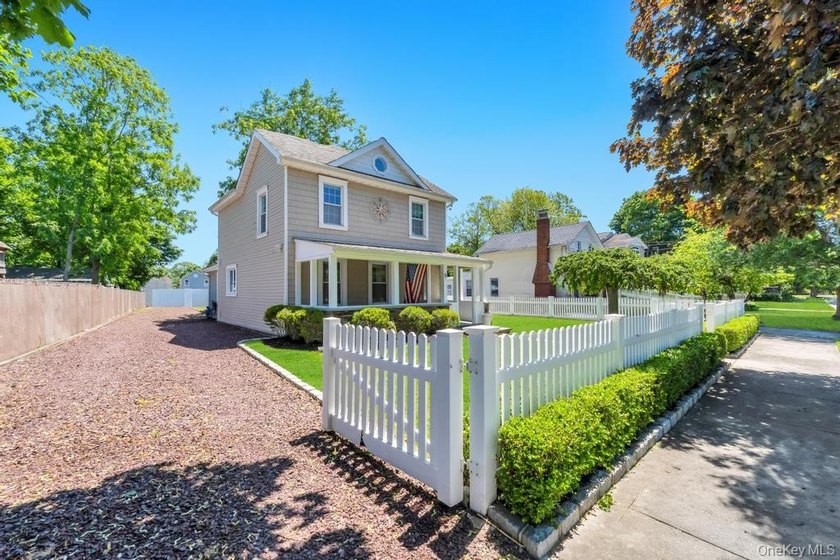 Welcome Home To This Breathtaking 1890 Colonial In The Heart Of - photo 3