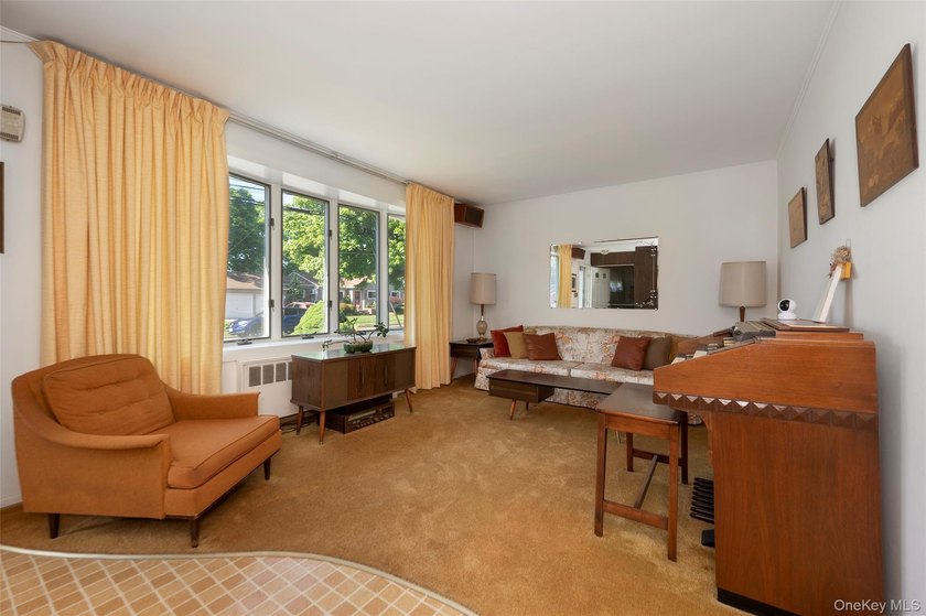 Meticulously maintained by the owner, this classic Cape - photo 2
