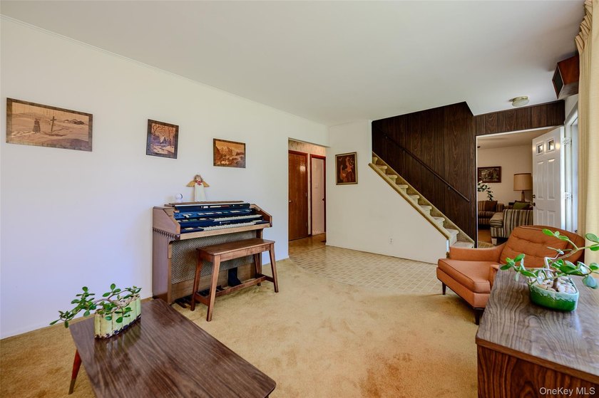 Meticulously maintained by the owner, this classic Cape - photo 3