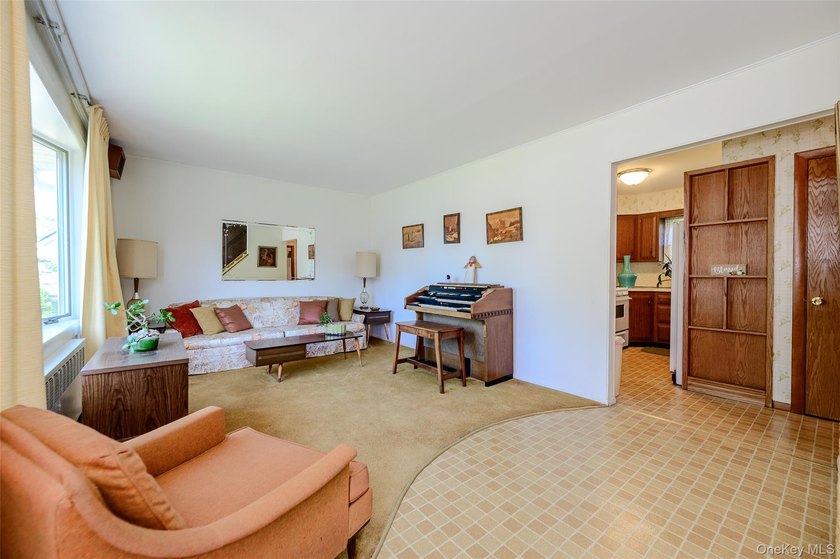 Meticulously maintained by the owner, this classic Cape - photo 4