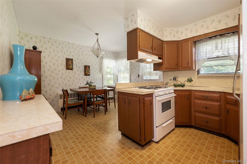 Meticulously maintained by the owner, this classic Cape - photo 7