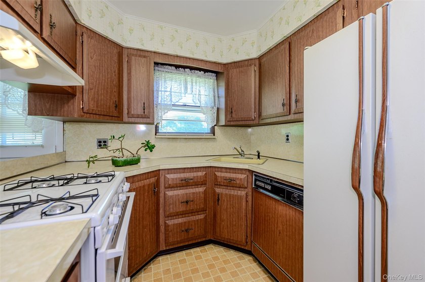 Meticulously maintained by the owner, this classic Cape - photo 9
