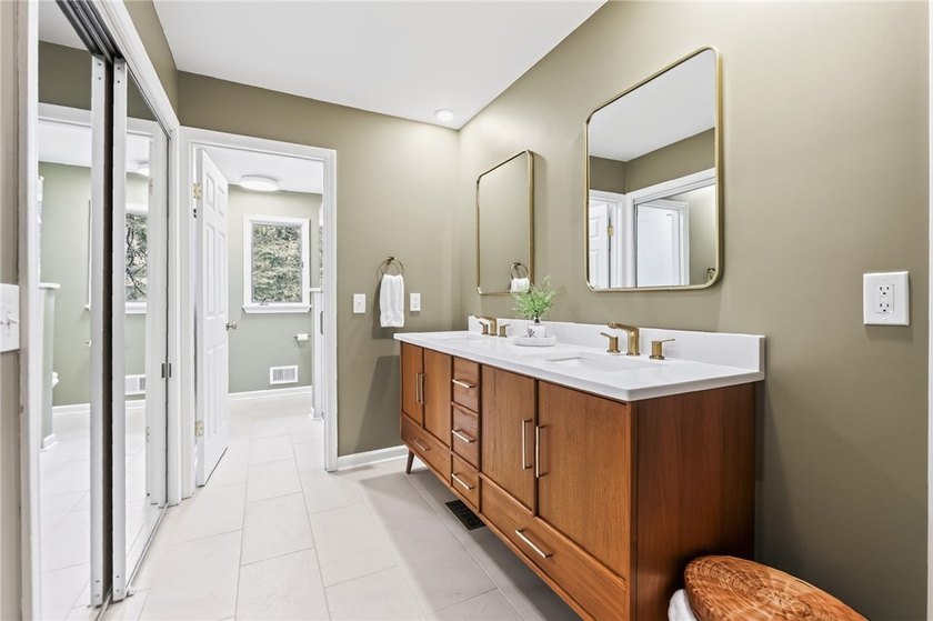 LOCATION, LIFESTYLE &amp; LUXURY - ALL IN ONE! Nestled in a quiet - photo 16