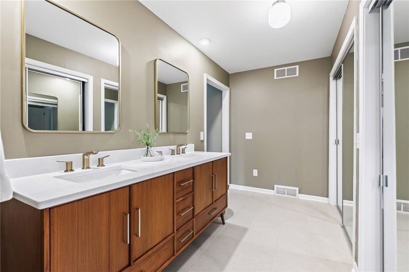 LOCATION, LIFESTYLE &amp; LUXURY - ALL IN ONE! Nestled in a quiet - photo 17
