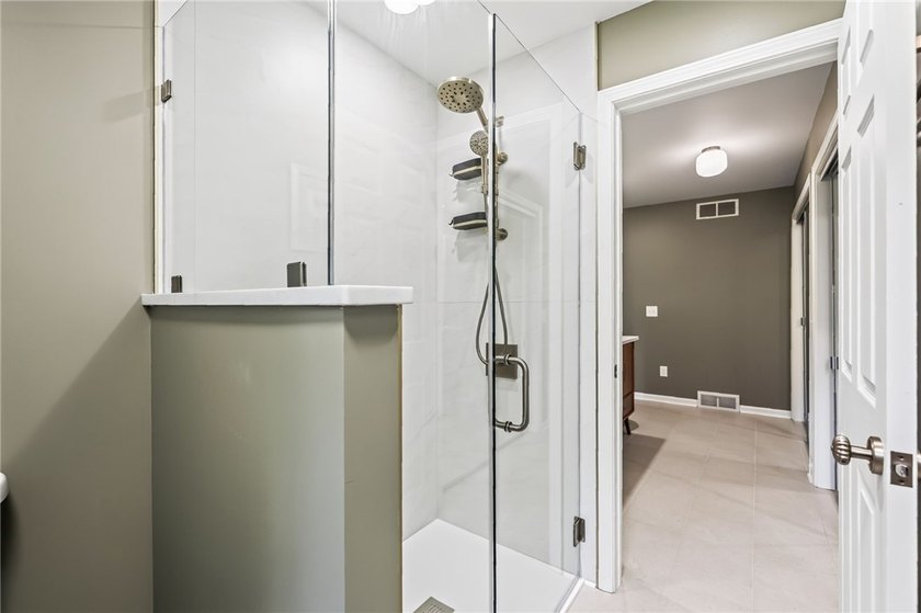 LOCATION, LIFESTYLE &amp; LUXURY - ALL IN ONE! Nestled in a quiet - photo 18