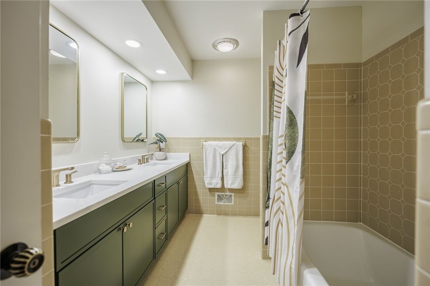 LOCATION, LIFESTYLE &amp; LUXURY - ALL IN ONE! Nestled in a quiet - photo 19