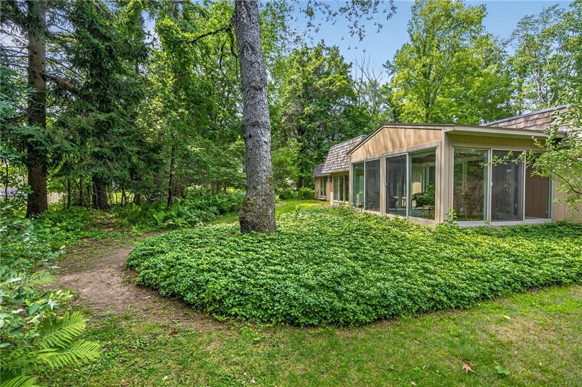 LOCATION, LIFESTYLE &amp; LUXURY - ALL IN ONE! Nestled in a quiet - photo 42