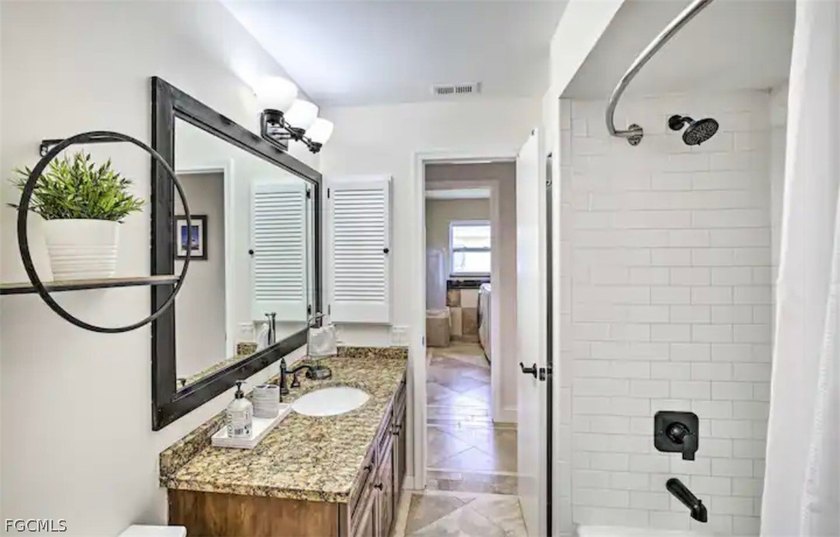 Well-maintained gulf-access, waterfront home with screened pool - photo 3